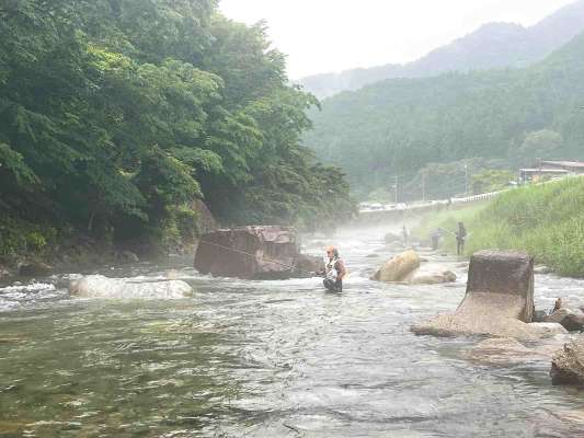 木の下の狙いにくいポイントには多くの鮎が残っていた。 &copy;釣りビジョン