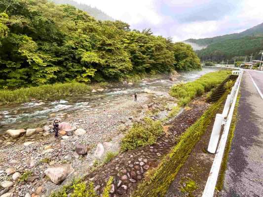 仲間のいる上流へとポイント移動！入川口には階段も。 &copy;釣りビジョン