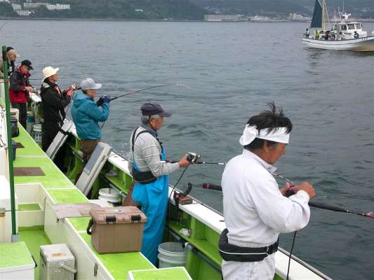 落下中のアタリにも注意。 &copy;釣りビジョン