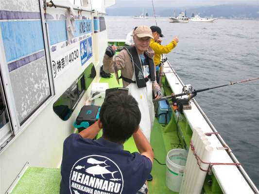 船長のサポートで無事取り込み。 &copy;釣りビジョン