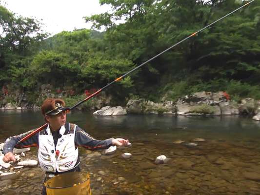 今回の和良川釣行では泳がせベースの竿をチョイス。今年の新製品「シモツケ2026MJBゼスターバージョン90HS」。先調子で22cmぐらいまでの泳がせ釣りができる。和良川は川相が荒い川ではなく泳がせをしやすい川のため、ラインはフロロを選択していた。 &copy;釣りビジョン