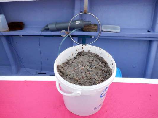 釣り座にはコマセ（サンマのミンチ）、コマセ枠、付けエサ、ポンプ、海水ホース、海水桶が用意されている。 &copy;釣りビジョン