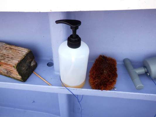 洗剤とタワシ。釣り終了後に船とカモシ袋を洗う。 &copy;釣りビジョン