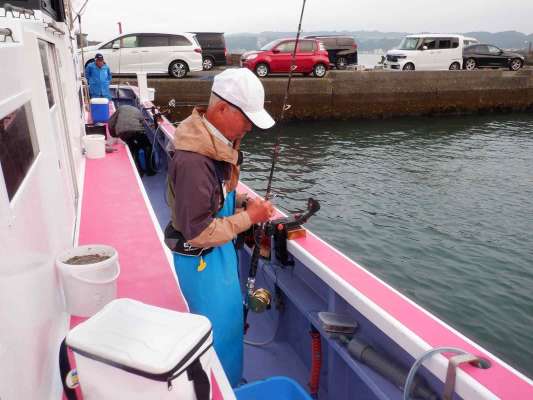 釣り支度開始。細く見えるが胴は強い竿。 &copy;釣りビジョン