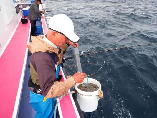コマセに海水を加えてポンプで攪拌。 &copy;釣りビジョン