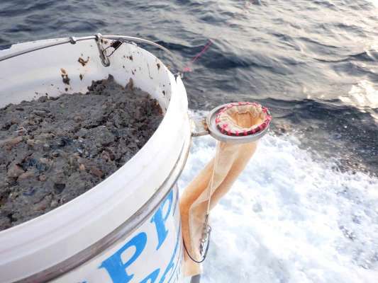 コマセ枠の突起にカモシ袋をセット（オモリはコマセバケツ内に入れる） &copy;釣りビジョン