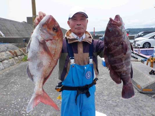 下船後の記念撮影【2】。マダイ2.7kgとマハタ2.0kg。 &copy;釣りビジョン