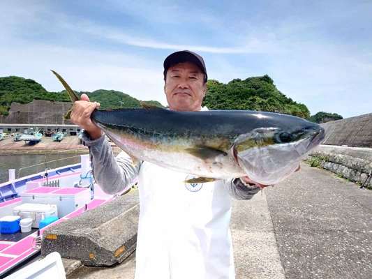 6月30日の釣果。ヒラマサ5.6kg。（船長撮影） 