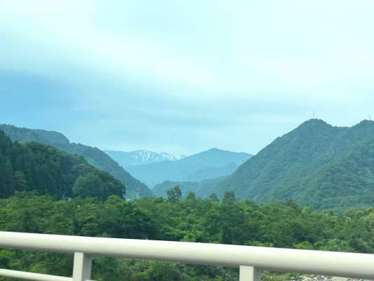 遠くに見える山にはまだ雪が！ &copy;釣りビジョン