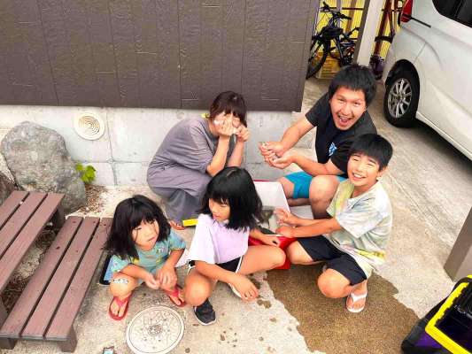 友人に鮎をお届け。子供たちは生きた鮎に大興奮！いつか一緒に鮎釣りしよ～ね！ &copy;釣りビジョン