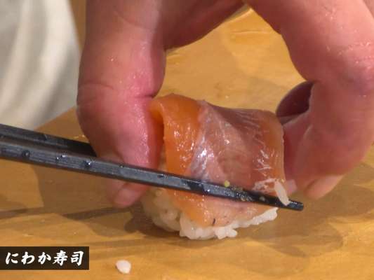 握らなくても握り寿司！？ウエカツ流、名付けて「にわか寿司」。家庭でも簡単に寿司職人の味を味わいたい、そんな思いが詰まった1品。口の中で解ける絶妙な握り加減を再現している。このテクニックは他の魚でも応用できるので、ぜひ覚えておきたい。 &copy;釣りビジョン