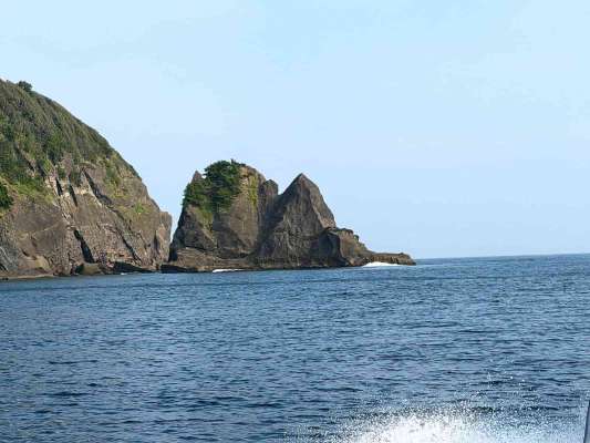 君掛島全景。右の出っ張りが釣り座。 &copy;釣りビジョン