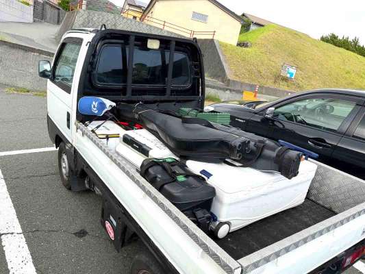 トラックで荷物を運んでもらう。 &copy;釣りビジョン