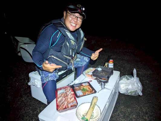 夜釣りの醍醐味、ご飯タイム。最高の焼肉だった。これも楽しみのひとつである。 &copy;釣りビジョン