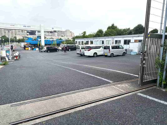 右手が受付棟、左手が乗船場所の桟橋となる。 &copy;釣りビジョン