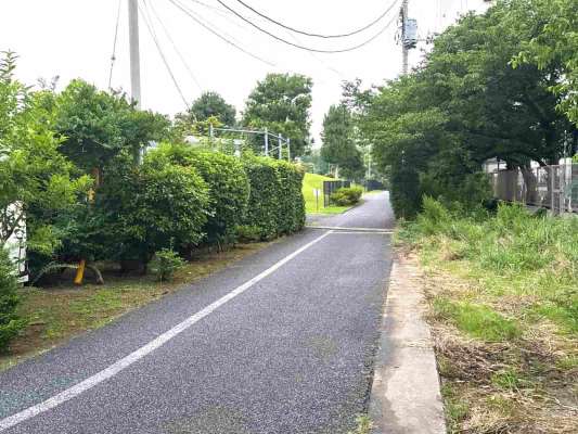 公園沿いの小道を進むと…。 &copy;釣りビジョン