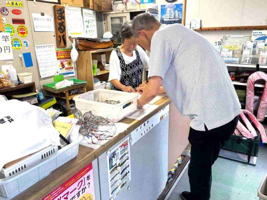 受付で乗船名簿に記入し、乗船料を支払う。 &copy;釣りビジョン