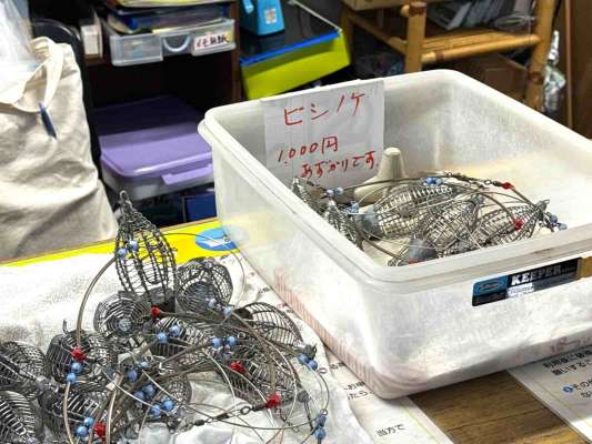 オモリ付きコマセカゴ（ビシ）とテンビンのレンタルも。 &copy;釣りビジョン