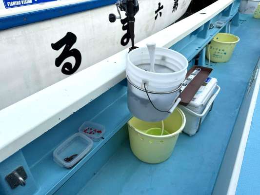 船長に声を掛け、空いてる釣座に荷物を置く。 &copy;釣りビジョン