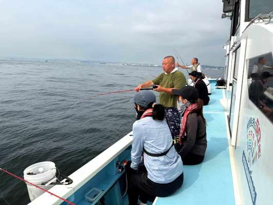 底ダチ、シャクリ、アタリの出方まで、現地で見て学べる。 &copy;釣りビジョン