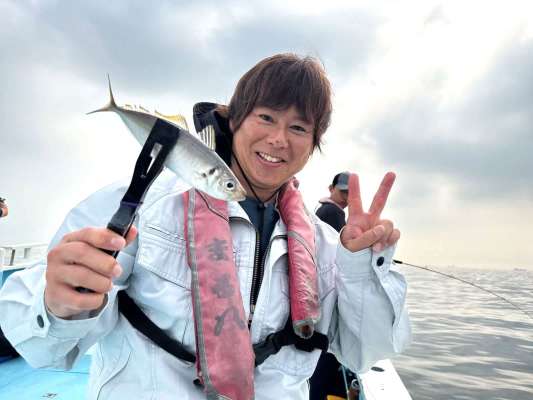 開始早々、船中一匹目が！ &copy;釣りビジョン