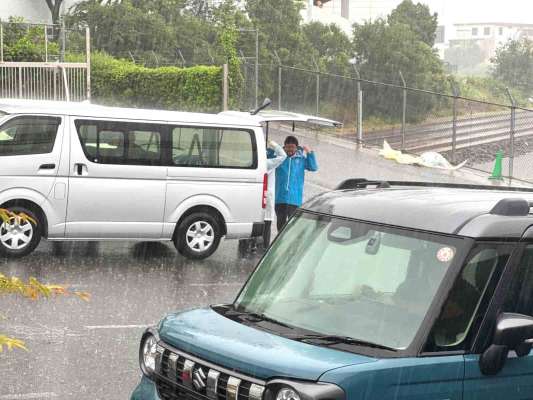 帰港時は豪雨に。この夏は好天でも雨具をお忘れ無く！ &copy;釣りビジョン