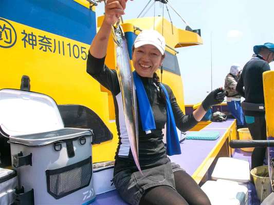 先生役の女性アングラーもさすがの釣果。 &copy;釣りビジョン
