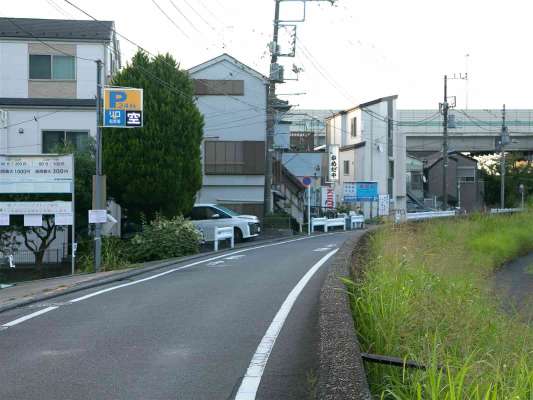 駐車場から船宿まではすぐ。 &copy;釣りビジョン