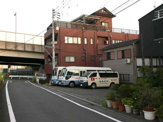 駐車場は船宿の近くにある。 &copy;釣りビジョン