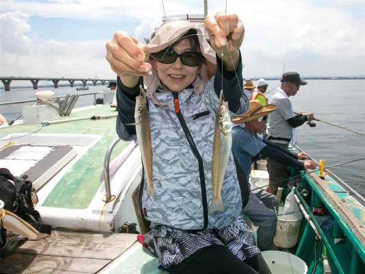 好釣果に笑顔がこぼれる。 &copy;釣りビジョン