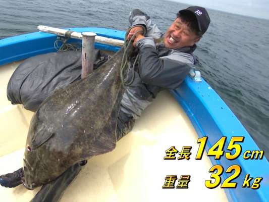 釣りビジョンの歴史に刻まれるビッグキャッチ！海底からモンスターが現れると船内が歓喜で沸いた。「自分の竿、自分のリール、自分のジグで思い出の1本が取れた！本当に嬉しい！」と清水は満面の笑みを浮かべた。底から1mの攻防戦、これは見逃せない！ &copy;釣りビジョン