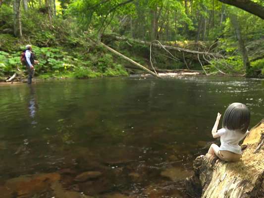 終始、ホウセンカちゃんに見守られながらの北海道渓流旅。「（期待していたサイズが釣れなかったので）再び北海道を訪れたい」と思いを語った。次はあの大きなタモに良型アメマスが訪れてくれるに違いない。 &copy;釣りビジョン
