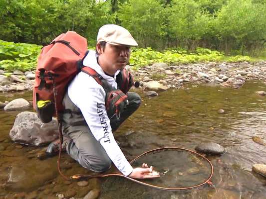 対岸のボサ際を「アウトプットベイト」で。白斑が独特なアメマスを見て、北海道に来た実感が湧くゲリーさん。タモは「普段、犀川で使っている」という大型を用意していた。 &copy;釣りビジョン