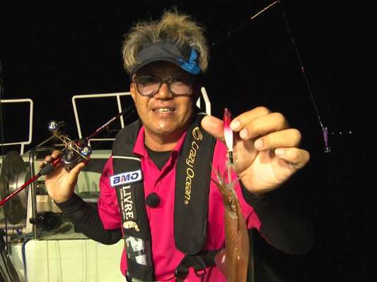 細かい当たりを捉えヒットに持ち込む西岡氏。 &copy;釣りビジョン