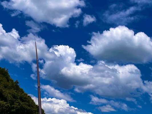 益田川に夏空が広がった！この頃から鮎は流れへと。 &copy;釣りビジョン