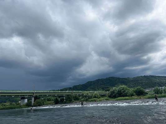 この頃、周辺では頻繁にゲリラ豪雨、雷が発生し天候の急変があった。釣行の際は、天候の変化を見逃さず安全な釣行を心掛けよう。 &copy;釣りビジョン