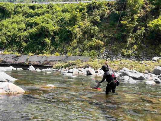 遠方から合流した友人も丁寧な泳がせで流石の釣果！ &copy;釣りビジョン