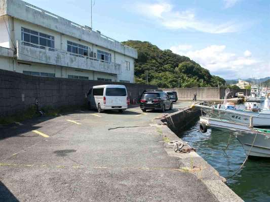 駐車場は船の前。札が壁にあるので分かりやすい。 &copy;釣りビジョン