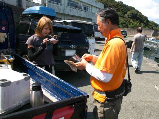 下船後に料金を支払う。 &copy;釣りビジョン