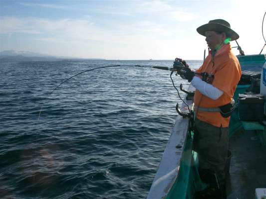エサになる魚の引きも強いので、しっかりとした竿が望ましい。 &copy;釣りビジョン