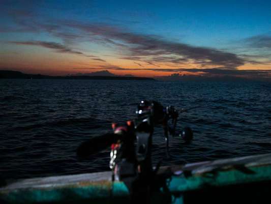 夜明けの海へ出船。 &copy;釣りビジョン