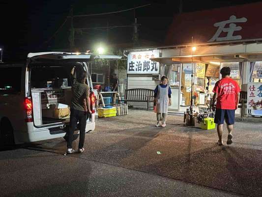 店前で荷物を降ろし、車を駐車場へ。 &copy;釣りビジョン