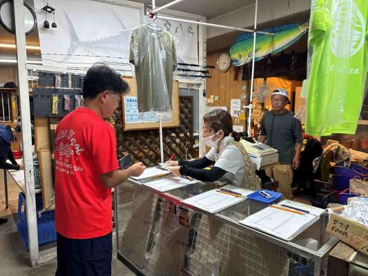 店内のカウンターで釣り座の確保と乗船料の支払い。 &copy;釣りビジョン