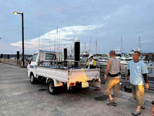 船着場に着いたら、トラックから自分の荷物を降ろす。 &copy;釣りビジョン