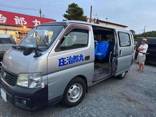 釣り人は店前のライトバンへ乗車して、船着場へ向かう。 &copy;釣りビジョン