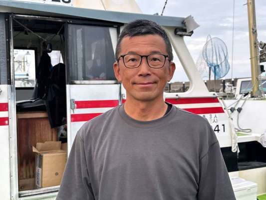 操船も説明も親切丁寧な大堀耕史船長。 &copy;釣りビジョン