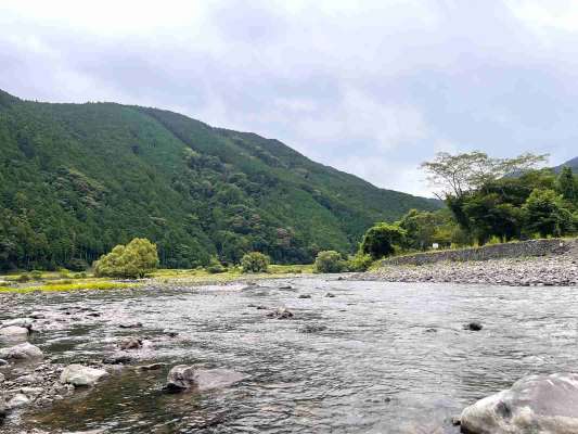 午前中はチャラ瀬が好調、上流でも似たような場所で連発した。 &copy;釣りビジョン
