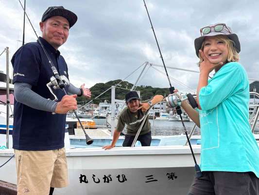 「ひがし丸」船長と記念撮影。どんな大物が待っているのか、期待が膨らむ。&copy;釣りビジョン