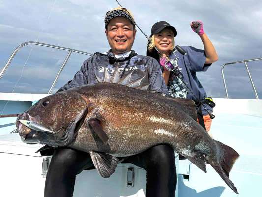 姿を現した巨大魚・イシナギ。ジギングでこのサイズを釣り上げたことに価値がある。&copy;釣りビジョン
