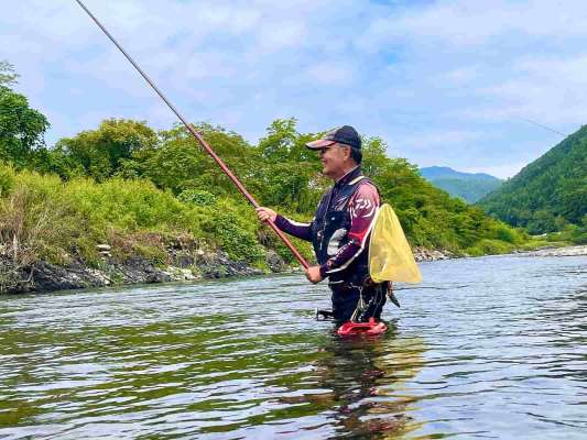 さすが根尾川マイスター！すぐに1匹目をキャッチ！ &copy;釣りビジョン